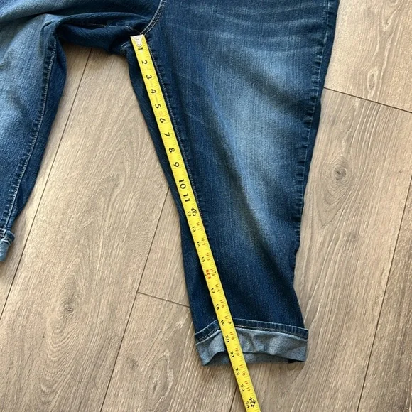 Levi Strauss  & Co., modern Capri, Sz 22W, cuffed Capri jeans, stretch, comfy - Picture 12 of 12